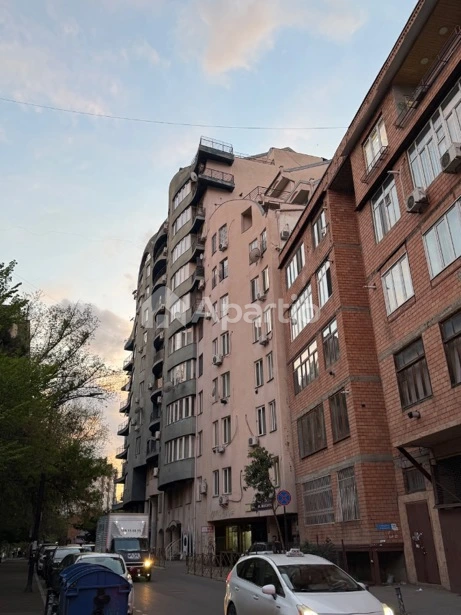იყიდება 2 ოთახიანი ბინა საბურთალოზე, ფოტო 1 / 10